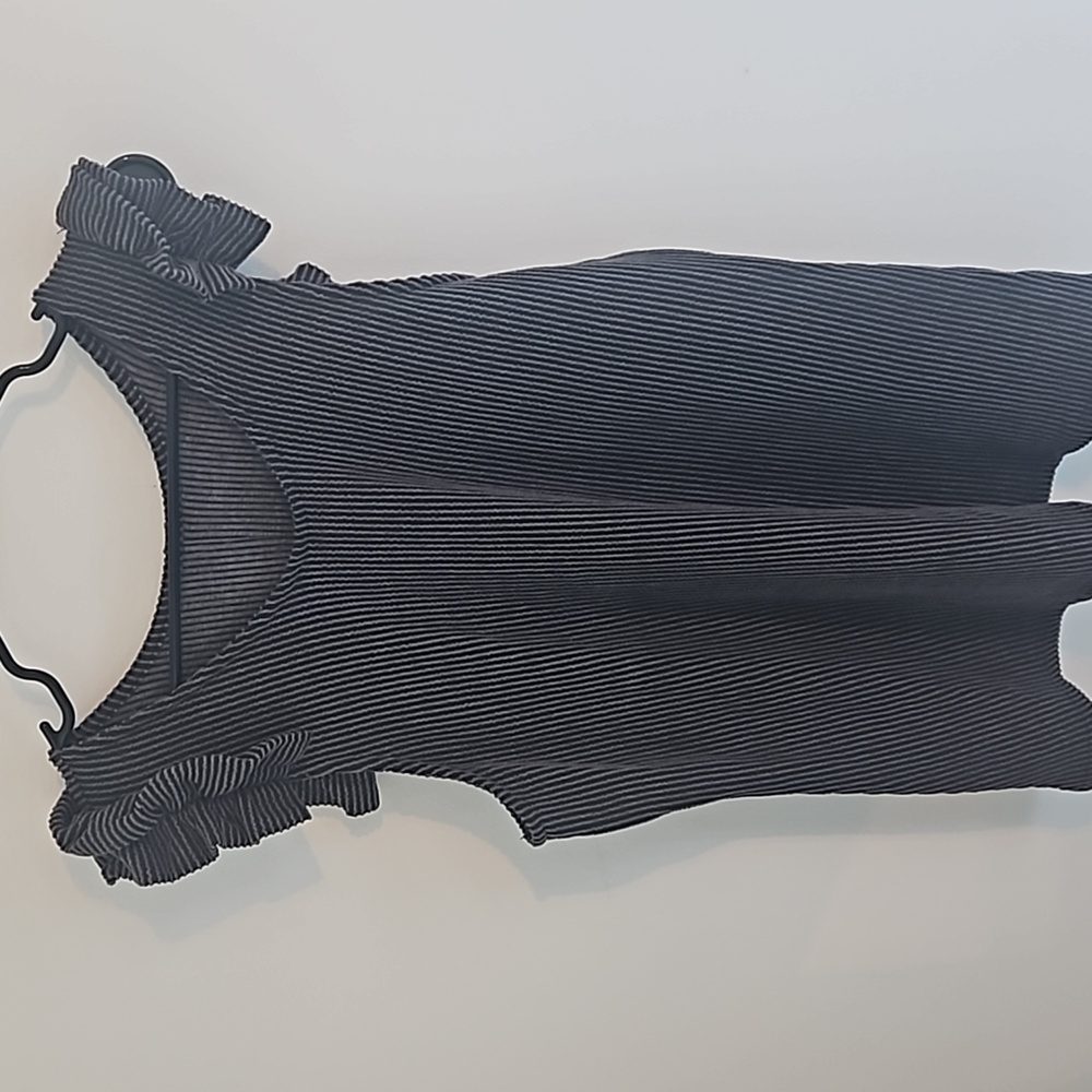 Women's ruffled sleeve top